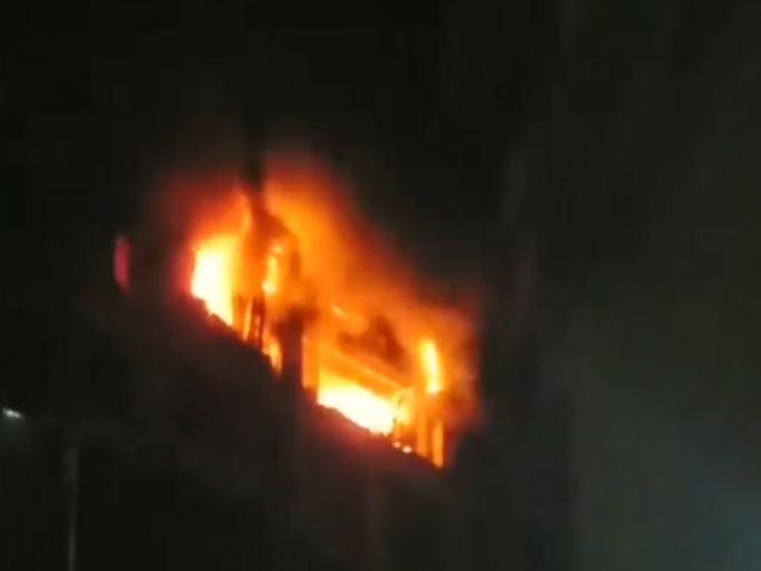 Fire at Tilak Nagar; Some people are afraid of stumbling | टिळकनगर स्टेशनजवळील इमारतीला लागलेल्या आगीत पाच जणांचा मृत्यू Fire at Tilak Nagar; Some people are afraid of stumbling | टिळकनगर स्टेशनजवळील इमारतीला लागलेल्या आगीत पाच जणांचा मृत्यू