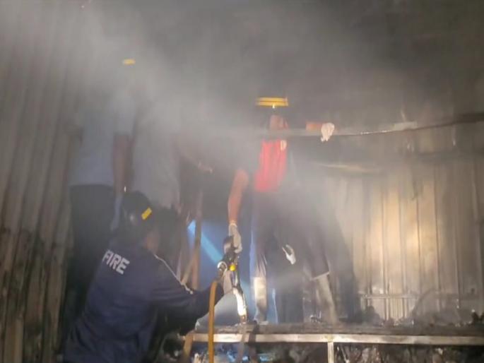 Fire in Valhekarwadi of Chinchwad two sleeping in godown died on the spot | चिंचवडच्या वाल्हेकरवाडीत आग, गोडाऊनमध्ये झोपलेल्या दोघांचा जागीच होरपळून मृत्यू Fire in Valhekarwadi of Chinchwad two sleeping in godown died on the spot | चिंचवडच्या वाल्हेकरवाडीत आग, गोडाऊनमध्ये झोपलेल्या दोघांचा जागीच होरपळून मृत्यू