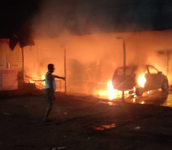 Two vehicles were set on fire by unknown persons on the way | मार्गताम्हाणे येथे अज्ञाताने जाळली दोन वाहने Two vehicles were set on fire by unknown persons on the way | मार्गताम्हाणे येथे अज्ञाताने जाळली दोन वाहने