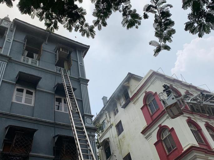Fire on the third floor of the church chamber building in Colaba | कुलाब्यातील चर्चिल चेंबर इमारतीच्या तिसऱ्या मजल्यावर आग Fire on the third floor of the church chamber building in Colaba | कुलाब्यातील चर्चिल चेंबर इमारतीच्या तिसऱ्या मजल्यावर आग