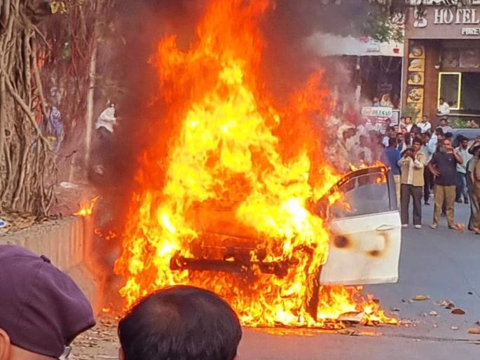 A running CNG car caught fire; Loss of life was averted as the family got out of the car in time | धावत्या सीएनजी कारने घेतला पेट; वेळीच कुटुंब गाडीतून बाहेर पडल्याने जीवितहानी टळली A running CNG car caught fire; Loss of life was averted as the family got out of the car in time | धावत्या सीएनजी कारने घेतला पेट; वेळीच कुटुंब गाडीतून बाहेर पडल्याने जीवितहानी टळली