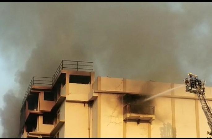 On the third day, cold storages fire continued | तिसऱ्या दिवशीही कोल्ड स्टोअरेजची आग कायम On the third day, cold storages fire continued | तिसऱ्या दिवशीही कोल्ड स्टोअरेजची आग कायम