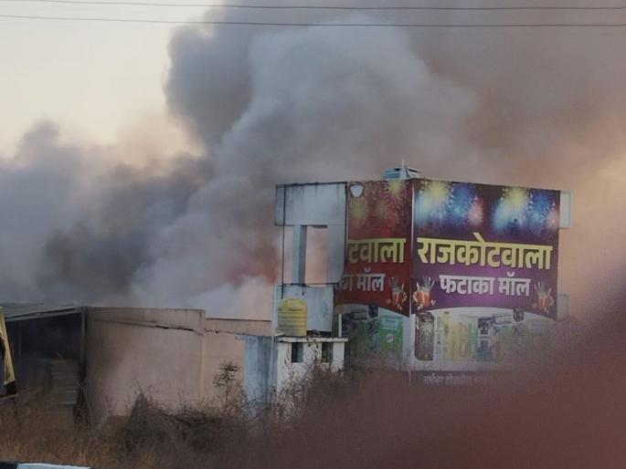 Fire hits factory near Jamner | फटका कारखान्याला जामनेरनजीक आग Fire hits factory near Jamner | फटका कारखान्याला जामनेरनजीक आग