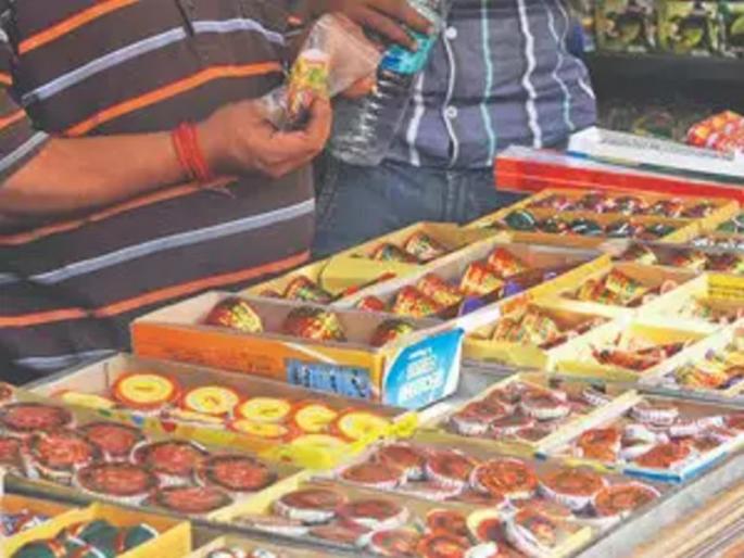 Crime Branch police raid fire cracker factory | फटाक्यांच्या कारखान्यावर गुन्हे शाखा पोलिसांचा छापा