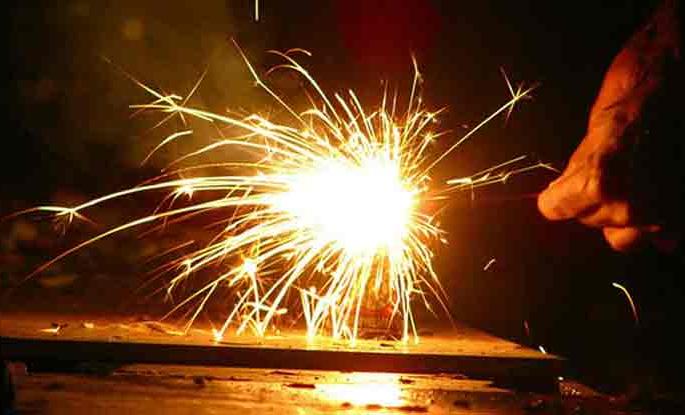 Ban on firecrackers in Kolhapur, National Green Arbitration: 2 thousand for playing | कोल्हापुरात फटाक्यांवर बंदी, वाजविल्यास २ हजार, साठा केल्यास १० हजार दंड Ban on firecrackers in Kolhapur, National Green Arbitration: 2 thousand for playing | कोल्हापुरात फटाक्यांवर बंदी, वाजविल्यास २ हजार, साठा केल्यास १० हजार दंड