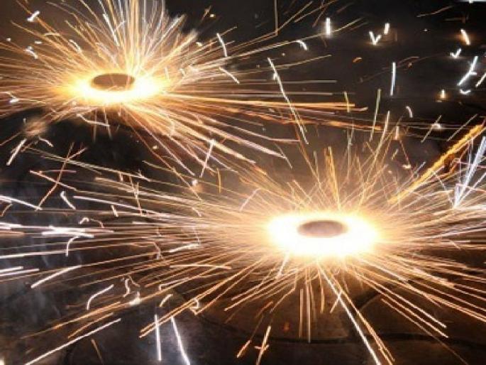 The noise of crackers in Pune, the achievement of the public; Sales fall in half | पुण्यात फटाक्यांचा आवाज झाला कमी, जनजागृतीचे यश; विक्री निम्म्याने घटली  The noise of crackers in Pune, the achievement of the public; Sales fall in half | पुण्यात फटाक्यांचा आवाज झाला कमी, जनजागृतीचे यश; विक्री निम्म्याने घटली
