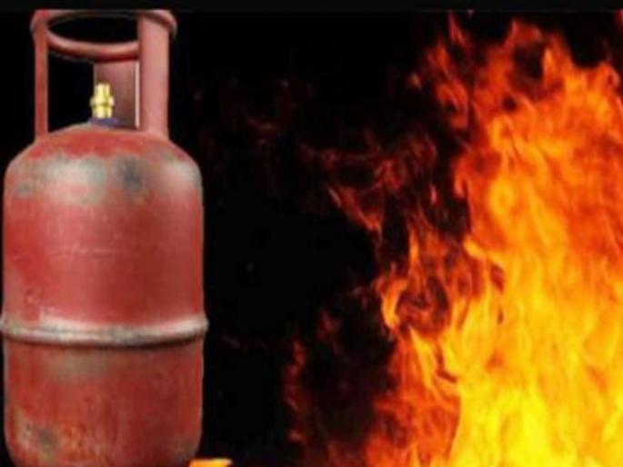 Handcart-wise cylinder explosion in front of Shivajinagar court   | शिवाजीनगर न्यायालयासमोरील हातगाड़ीवार सिलेंडरचा स्फोट   Handcart-wise cylinder explosion in front of Shivajinagar court   | शिवाजीनगर न्यायालयासमोरील हातगाड़ीवार सिलेंडरचा स्फोट