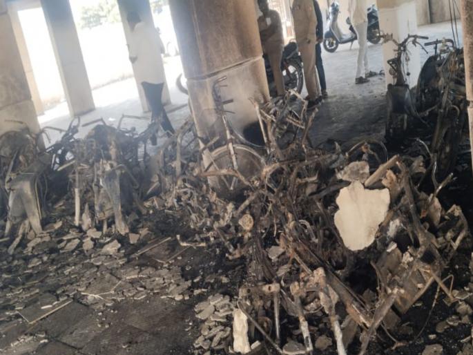 16 two-wheelers burnt to ashes in apartment; Incident in Daund taluka | अपार्टमेंटमधील १६ दुचाकी वाहने जळून खाक; दौंड तालुक्यातील घटना 16 two-wheelers burnt to ashes in apartment; Incident in Daund taluka | अपार्टमेंटमधील १६ दुचाकी वाहने जळून खाक; दौंड तालुक्यातील घटना