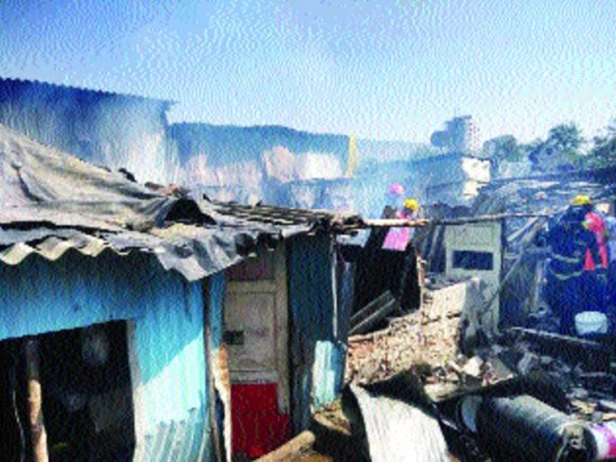  Gas exploded; Six Hut burns | कळव्यात गॅसचा भडका; सहा झोपड्या जळून खाक
