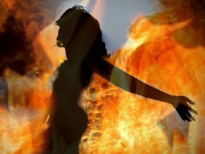 Shocking! The husband took her to a secluded place and set her on fire; lost mother of two-month-old baby | धक्कादायक ! निर्जनस्थळी नेऊन पत्नीला दिले पेटवून; चिमुकलीची मायेची सावली बापानेच हिरावली Shocking! The husband took her to a secluded place and set her on fire; lost mother of two-month-old baby | धक्कादायक ! निर्जनस्थळी नेऊन पत्नीला दिले पेटवून; चिमुकलीची मायेची सावली बापानेच हिरावली