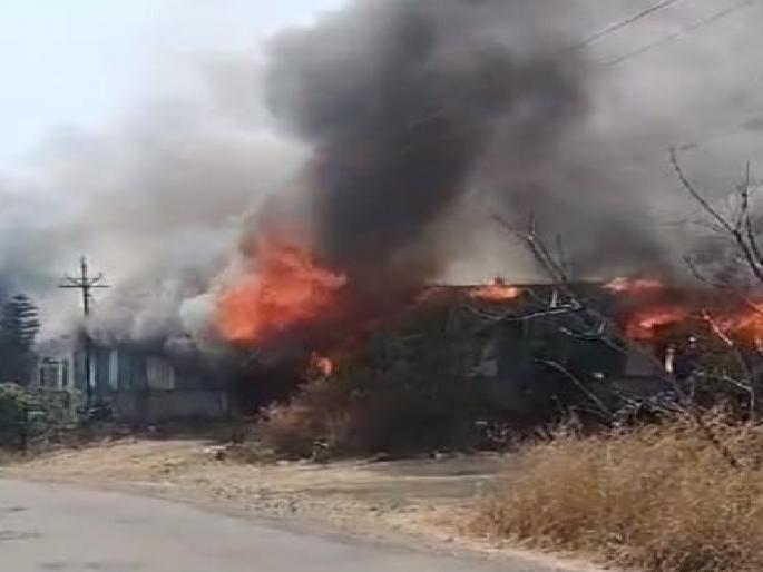 A fire broke out at a paper manufacturing factory on Alte-Ramling road in Kolhapur | Kolhapur: पत्रावळ्या तयार करणारा कारखाना आगीत भस्मसात, कोटीचे नुकसान A fire broke out at a paper manufacturing factory on Alte-Ramling road in Kolhapur | Kolhapur: पत्रावळ्या तयार करणारा कारखाना आगीत भस्मसात, कोटीचे नुकसान