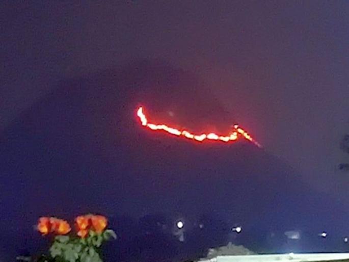 Three hectare area affected: 'Forest Fire' erupts in Chunchale reserve forest | तीन हेक्टर क्षेत्र बाधीत :चुंचाळेच्या राखीव वनात भडकला 'वणवा' Three hectare area affected: 'Forest Fire' erupts in Chunchale reserve forest | तीन हेक्टर क्षेत्र बाधीत :चुंचाळेच्या राखीव वनात भडकला 'वणवा'