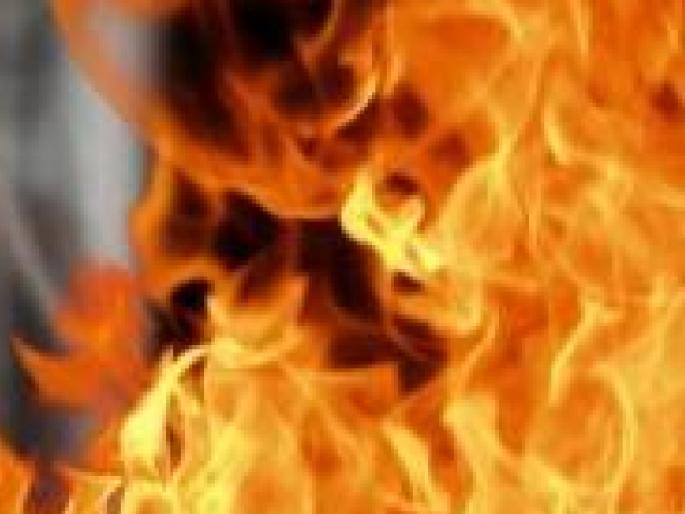 A female police officer was injured when a cooking gas exploded | स्वयंपाक गॅसचा भडका उडून महिला पोलीस कर्मचारी जखमी A female police officer was injured when a cooking gas exploded | स्वयंपाक गॅसचा भडका उडून महिला पोलीस कर्मचारी जखमी