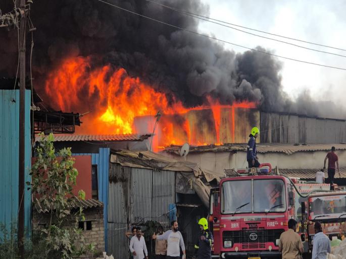 Massive fire at scrap warehouse in Muddy Hoe Around 8 to 10 godowns were burnt down | Video: चिखलीच्या कुदळवाडीमध्ये भंगार गोदामाला भीषण आग; पन्नासहून अधिक दुकाने जळून खाक Massive fire at scrap warehouse in Muddy Hoe Around 8 to 10 godowns were burnt down | Video: चिखलीच्या कुदळवाडीमध्ये भंगार गोदामाला भीषण आग; पन्नासहून अधिक दुकाने जळून खाक
