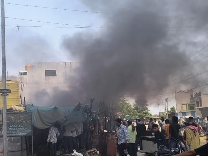 Fire in Hingoli's Azam Colony; Materials from four shops burnt, loss worth lakhs | हिंगोलीच्या आझम काॅलनीत आग; चार दुकानांतील साहित्य जळाले, लाखोंचे नुकसान Fire in Hingoli's Azam Colony; Materials from four shops burnt, loss worth lakhs | हिंगोलीच्या आझम काॅलनीत आग; चार दुकानांतील साहित्य जळाले, लाखोंचे नुकसान