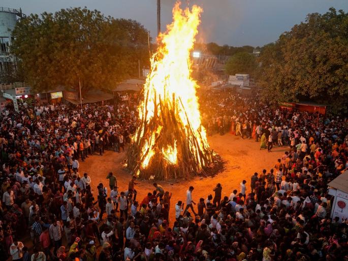 No effect of lunar eclipse, light Holi without compromise | चंद्रग्रहणाचा काहीही परिणाम नाही, बिनधास्त होळी पेटवा No effect of lunar eclipse, light Holi without compromise | चंद्रग्रहणाचा काहीही परिणाम नाही, बिनधास्त होळी पेटवा