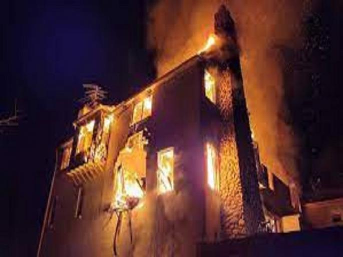 America News; a home was accidentally burned by its owner who was trying to get rid of a snakes | सापाला पळवण्यासाठी लावली आग, काही मिनीटातच आग भडकली अन् 13 कोटींच्या घराचा झाला कोळसा