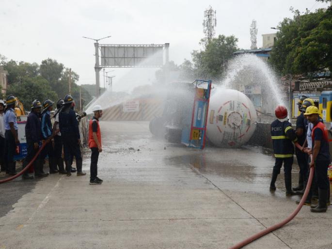 Associated gas tanker capsized After twelve hours of efforts success in stopping the gas leak, danger averted | निगडीत गॅस टँकर पलटी; बारा तासांच्या प्रयत्नानंतर गॅस गळती रोखण्यात यश, धोका टळला Associated gas tanker capsized After twelve hours of efforts success in stopping the gas leak, danger averted | निगडीत गॅस टँकर पलटी; बारा तासांच्या प्रयत्नानंतर गॅस गळती रोखण्यात यश, धोका टळला