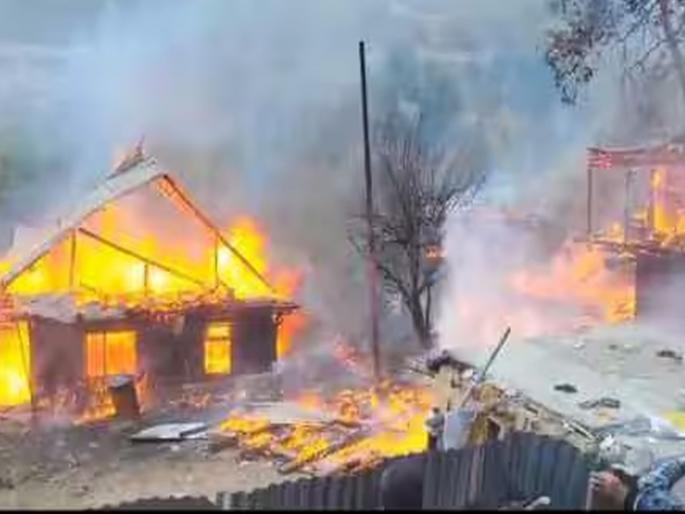 A fire like Los Angeles broke out in Kashmir, a wildfire broke out in the bitter cold, 2 villages were burnt to ashes | काश्मीरमध्ये लागली लॉस एंजेलिससारखी आग, कडाक्याच्या थंडीत पेटला वणवा, दोन गाव जळून खाक     A fire like Los Angeles broke out in Kashmir, a wildfire broke out in the bitter cold, 2 villages were burnt to ashes | काश्मीरमध्ये लागली लॉस एंजेलिससारखी आग, कडाक्याच्या थंडीत पेटला वणवा, दोन गाव जळून खाक