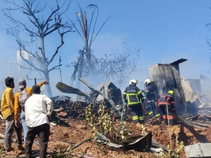 Mumbai Fire in slum area of Malad Dindoshi minor kid death 15 cylinders blast few injured | Mumbai Fire in Slum area: मुंबईत झोपडपट्टीला आग, ५० झोपड्या जळून खाक, एका चिमुरड्याचा मृत्यू Mumbai Fire in slum area of Malad Dindoshi minor kid death 15 cylinders blast few injured | Mumbai Fire in Slum area: मुंबईत झोपडपट्टीला आग, ५० झोपड्या जळून खाक, एका चिमुरड्याचा मृत्यू