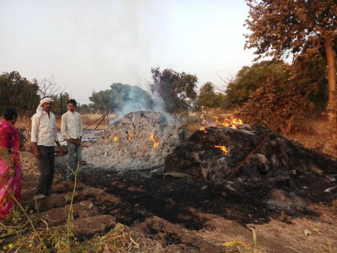 Fire Due to the short circuit | भर जहॉगीर येथे शॉर्ट सर्किटमुळे गोठ्याला आग Fire Due to the short circuit | भर जहॉगीर येथे शॉर्ट सर्किटमुळे गोठ्याला आग