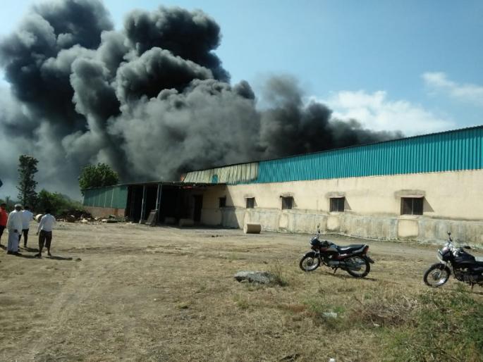 A big fire at a private company in Indori; Fortunately there were no casualties | इंदोरीत खासगी कंपनीला भीषण आग; सुदैवाने कोणतीही जीवितहानी नाही  A big fire at a private company in Indori; Fortunately there were no casualties | इंदोरीत खासगी कंपनीला भीषण आग; सुदैवाने कोणतीही जीवितहानी नाही