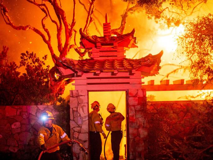 Horrible...! Los Angeles, Hollywood Hills engulfed in fire; Many homes destroyed california | भयंकर...! लॉस एंजेलिस, हॉलिवूड हिल्सला आगीने घेरले; अभिनेत्यांची अनेक घरे भस्मसात Horrible...! Los Angeles, Hollywood Hills engulfed in fire; Many homes destroyed california | भयंकर...! लॉस एंजेलिस, हॉलिवूड हिल्सला आगीने घेरले; अभिनेत्यांची अनेक घरे भस्मसात