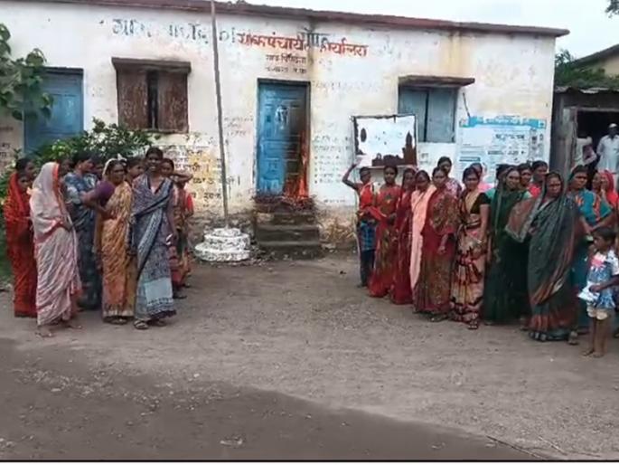 Neglect of the road problem; Angry women set fire to Gram Panchayat office | रस्त्याच्या प्रश्नाकडे दुर्लक्ष; संतप्त महिलांनी ग्रामपंचायतीस लावली आग Neglect of the road problem; Angry women set fire to Gram Panchayat office | रस्त्याच्या प्रश्नाकडे दुर्लक्ष; संतप्त महिलांनी ग्रामपंचायतीस लावली आग
