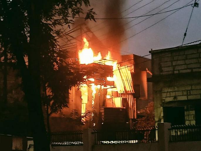 Massive fire breaks out at Radhe Cold Drinks in Jalgaon Jamod | जळगाव जामोद येथील राधे कोल्ड्रिंक्सला भीषण आग; दुकान जळून खाक Massive fire breaks out at Radhe Cold Drinks in Jalgaon Jamod | जळगाव जामोद येथील राधे कोल्ड्रिंक्सला भीषण आग; दुकान जळून खाक