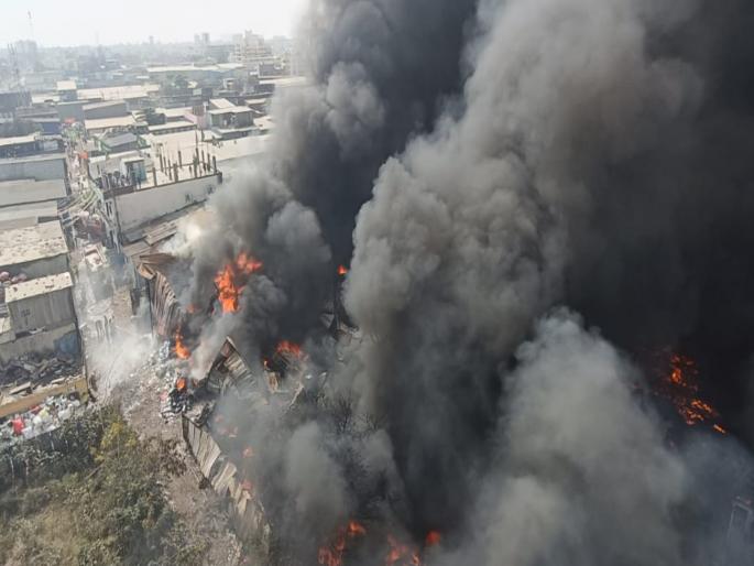 Over a hundred sheds and workers quarters were gutted in the chikhli fire Millions of losses | चिखलीतील आगीत शंभरावर शेड अन् कामगारांच्या खोल्या जळून खाक; लाखोंचे नुकसान Over a hundred sheds and workers quarters were gutted in the chikhli fire Millions of losses | चिखलीतील आगीत शंभरावर शेड अन् कामगारांच्या खोल्या जळून खाक; लाखोंचे नुकसान