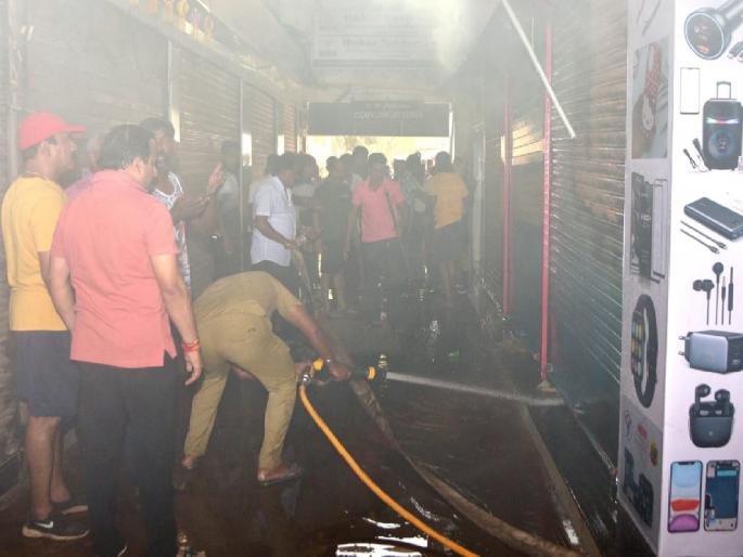 Mobile shop fire in Kankavli, loss of lakhs; Many ignore the possibility of April Fools | कणकवलीत मोबाईलच्या दुकानाला आग, लाखोंचे नुकसान; 'एप्रिल फुल'च्या शक्यतेने अनेकांचे दुर्लक्ष 