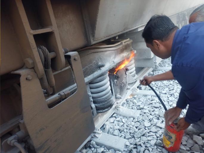 Fire breaks out in wheel axle box of Pune Miraj railway, incident at Karad railway station | पुणे-मिरज रेल्वेच्या व्हील ॲक्सल बॉक्सला आग, कऱ्हाड रेल्वे स्टेशनवरील प्रकार Fire breaks out in wheel axle box of Pune Miraj railway, incident at Karad railway station | पुणे-मिरज रेल्वेच्या व्हील ॲक्सल बॉक्सला आग, कऱ्हाड रेल्वे स्टेशनवरील प्रकार