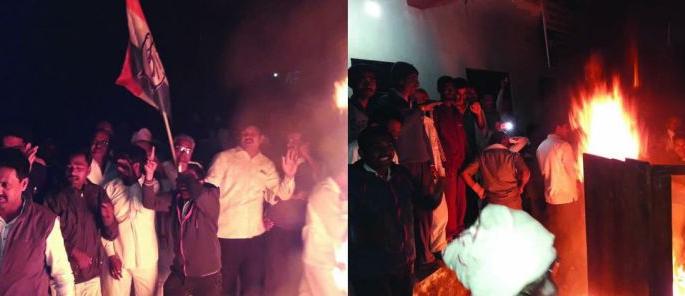 Buldana: Artisan's Kelavad's MSEDCL organized Holi! | बुलडाणा : संतप्त शेतक-यांनी केली केळवदच्या महावितरण कार्यालयाची होळी!