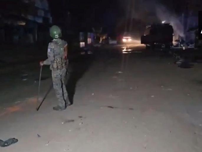 Protest against Holi procession, violence breaks out between two communities in Jharkhand; Shops burnt | होळीच्या मिरवणुकीला विरोध, झारखंडमध्ये दोन समाजांत हिंसाचार उफाळला; दुकाने जाळली Protest against Holi procession, violence breaks out between two communities in Jharkhand; Shops burnt | होळीच्या मिरवणुकीला विरोध, झारखंडमध्ये दोन समाजांत हिंसाचार उफाळला; दुकाने जाळली