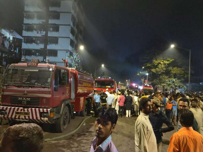 Fire in Mehta building in Kurla was finally under control | कुर्ला येथील मेहता इमारतीला लागलेली भीषण आग अखेर नियंत्रणात Fire in Mehta building in Kurla was finally under control | कुर्ला येथील मेहता इमारतीला लागलेली भीषण आग अखेर नियंत्रणात