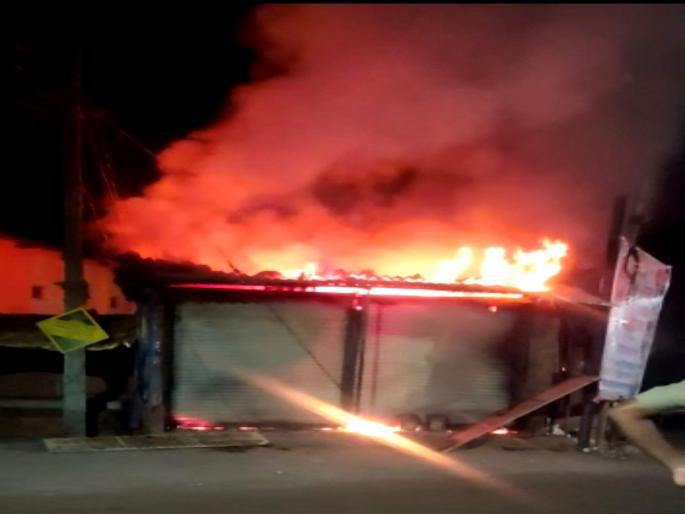 Bakery fire in Mandangad, 10 to 12 lakhs loss | मंडणगडात बेकरीला आग, आगीत दुकान जळून खाक; १० ते १२ लाखांचे नुकसान Bakery fire in Mandangad, 10 to 12 lakhs loss | मंडणगडात बेकरीला आग, आगीत दुकान जळून खाक; १० ते १२ लाखांचे नुकसान