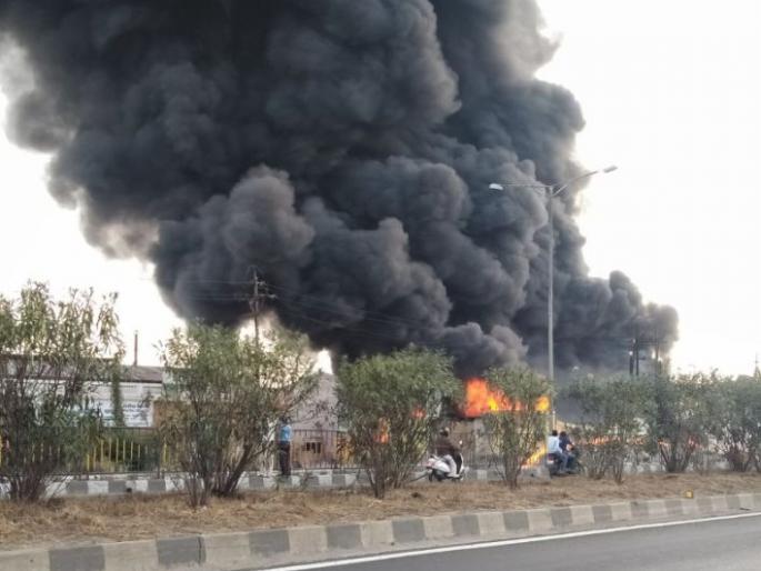 Dangerous fire at plastic company in Mahagalgaon, Nagpur | नागपूरनजीक महालगाव येथील प्लास्टिक कंपनीला भीषण आग Dangerous fire at plastic company in Mahagalgaon, Nagpur | नागपूरनजीक महालगाव येथील प्लास्टिक कंपनीला भीषण आग