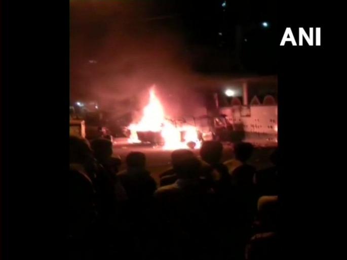 parking dispute in Malad; seven vehicle were set ablaze | मालाडमध्ये मारहाण, वाहने पेटवल्याची बातमी निव्वळ अफवा parking dispute in Malad; seven vehicle were set ablaze | मालाडमध्ये मारहाण, वाहने पेटवल्याची बातमी निव्वळ अफवा