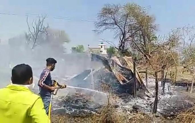 Three barn fires; Loss of five lakhs! | तीन गोठ्याला आग; पाच लाखाचे नुकसान ! Three barn fires; Loss of five lakhs! | तीन गोठ्याला आग; पाच लाखाचे नुकसान !