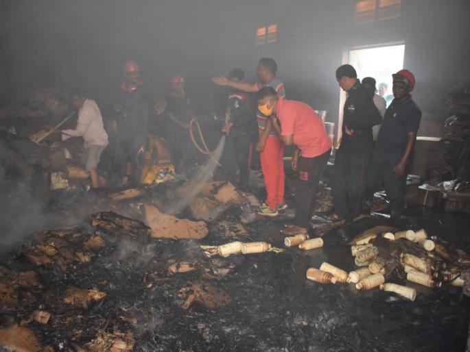 A fire broke out in an agricultural medicine warehouse in the market yard | मार्केट यार्डातील शेती औषध गोदामास आग