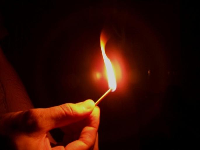 The handkerchief around his neck caught fire while lighting the bidi; Severe burns old man dies during treatment | तलप ठरली जीवघेणी! बिडी पेटविताना गळ्यातील रुमालच पेटला; गंभीर भाजलेल्या वृद्धाचा मृत्यू The handkerchief around his neck caught fire while lighting the bidi; Severe burns old man dies during treatment | तलप ठरली जीवघेणी! बिडी पेटविताना गळ्यातील रुमालच पेटला; गंभीर भाजलेल्या वृद्धाचा मृत्यू