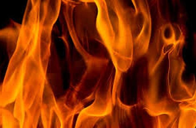 A House burnt at Murtijapur; Loss of Rs 5 lakh | मुर्तीजापूर येथे महिलेचे घर जळाले; ५ लाखांचे नुकसान A House burnt at Murtijapur; Loss of Rs 5 lakh | मुर्तीजापूर येथे महिलेचे घर जळाले; ५ लाखांचे नुकसान