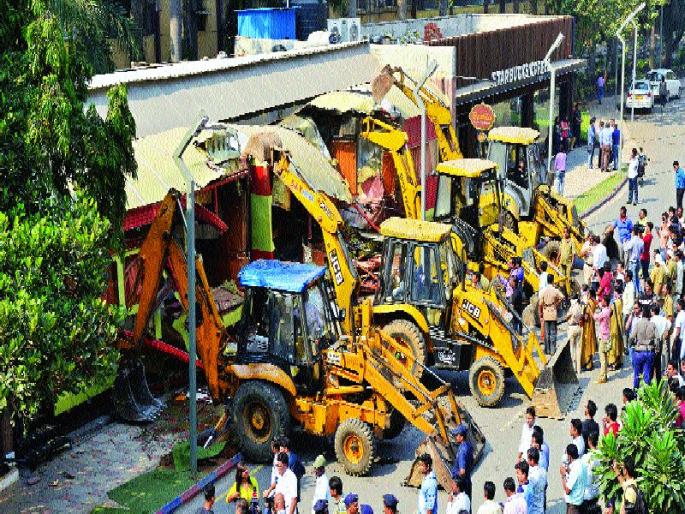 314 illegal constructions in 24 hours after fire | अग्नितांडवानंतर २४ तासांत पाडली ३१४ बेकायदा बांधकामे    314 illegal constructions in 24 hours after fire | अग्नितांडवानंतर २४ तासांत पाडली ३१४ बेकायदा बांधकामे