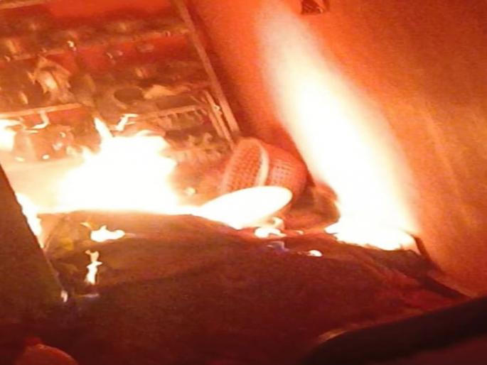 Household items were burnt in the fire, the fire broke out due to a leak in the gas cylinder nozzle | आगीत घरातील साहित्य जळाले, गॅस सिलिंडरचा नोझल लिकेज झाल्यानं लागली आग Household items were burnt in the fire, the fire broke out due to a leak in the gas cylinder nozzle | आगीत घरातील साहित्य जळाले, गॅस सिलिंडरचा नोझल लिकेज झाल्यानं लागली आग