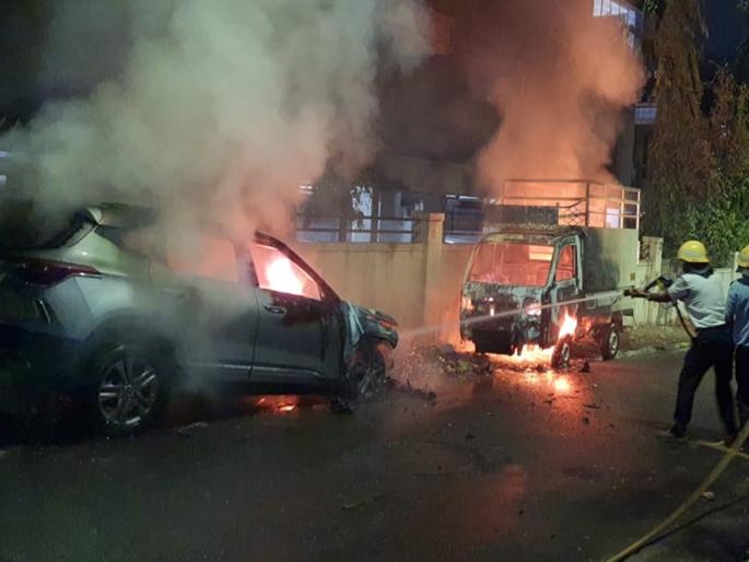 Vehicle fire in Mundhwa; Suspected of setting fire to vehicles. The fire was brought under control by the fire brigade | Pune: मुंढव्यात वाहनांना आग, वाहने पेटविल्याचा संशय; अग्निशमन दलाकडून आग आटोक्यात