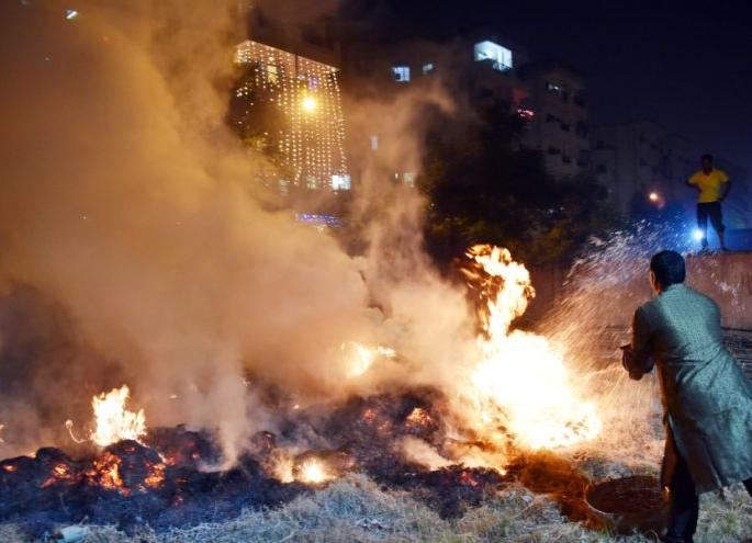 Crackers caused fire in 11 places in Nagpur | फटाक्यांमुळे नागपुरात ११ ठिकाणी आग लागली Crackers caused fire in 11 places in Nagpur | फटाक्यांमुळे नागपुरात ११ ठिकाणी आग लागली