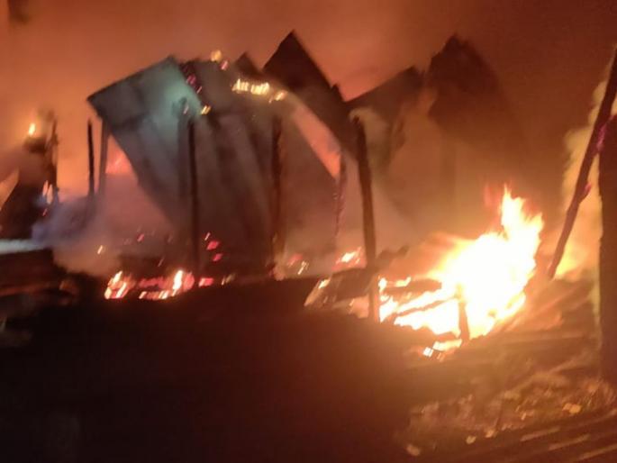 Nagpur: Fire broke out in the early hours of the morning | Nagpur: पारडीत पहाटे आगीचा भडका Nagpur: Fire broke out in the early hours of the morning | Nagpur: पारडीत पहाटे आगीचा भडका