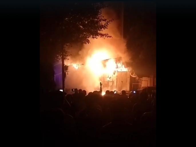 A fire broke out in the middle of the night in Nashik; Three shops in the food court | नाशिकमध्ये मध्यरात्री उडाला आगीचा भडका; तीन दुकाने भस्मसात A fire broke out in the middle of the night in Nashik; Three shops in the food court | नाशिकमध्ये मध्यरात्री उडाला आगीचा भडका; तीन दुकाने भस्मसात