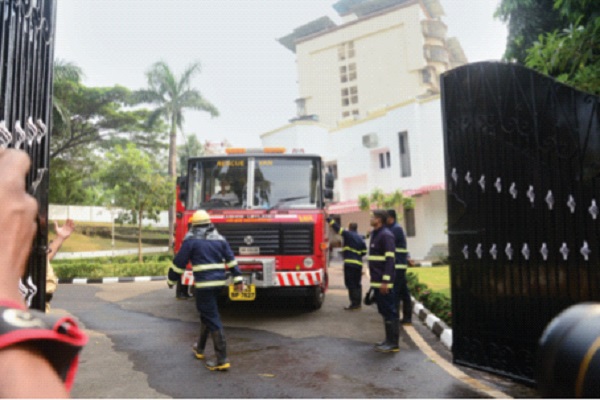 Fire at the residence of the Municipal Commissioner, briefly avoided a major accident | पालिका आयुक्तांच्या निवासस्थानात आग, थोडक्यात टळली मोठी दुर्घटना