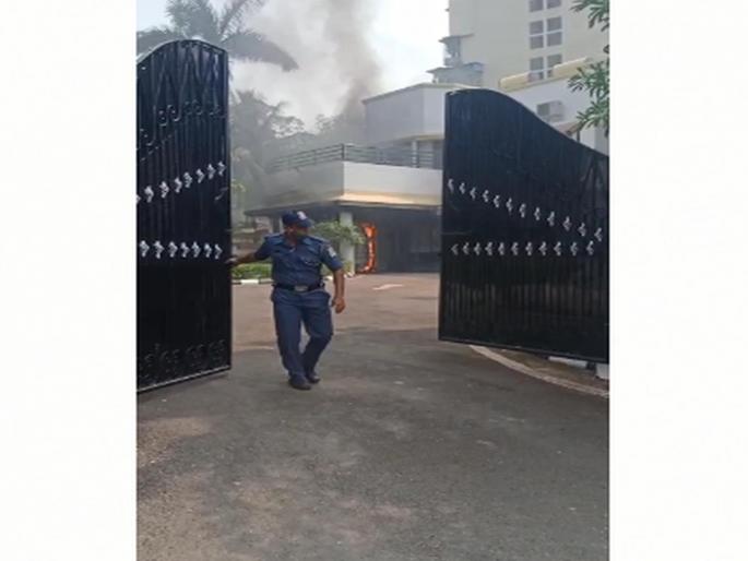 Video: Navi mumbai Municipal Commissioner's bungalow caught fire, huge plume of smoke | Video : पालिका आयुक्तांच्या बंगल्याला लागली आग, मोठ्या प्रमाणावर धुराचे लोट Video: Navi mumbai Municipal Commissioner's bungalow caught fire, huge plume of smoke | Video : पालिका आयुक्तांच्या बंगल्याला लागली आग, मोठ्या प्रमाणावर धुराचे लोट